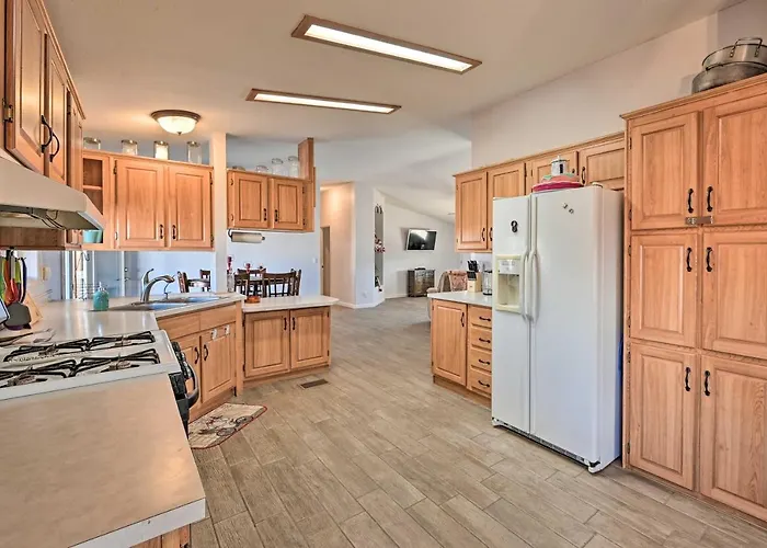 Yuma Vacation W/ Yard & Grills! Holiday home