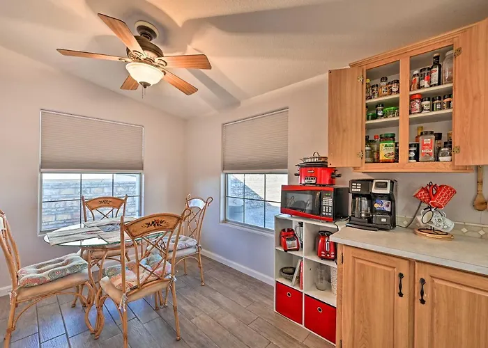 Yuma Vacation W/ Yard & Grills! Holiday home