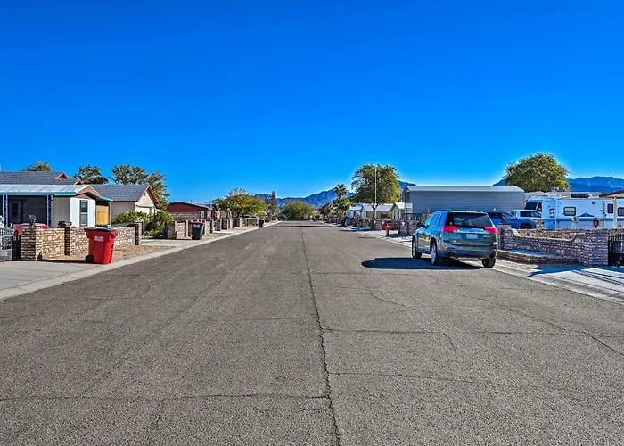 Yuma Vacation W/ Yard & Grills! Holiday home