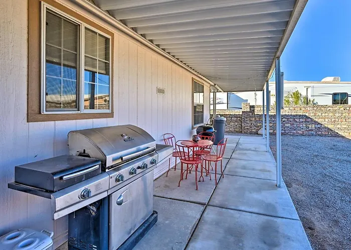 Yuma Vacation W/ Yard & Grills! Holiday home